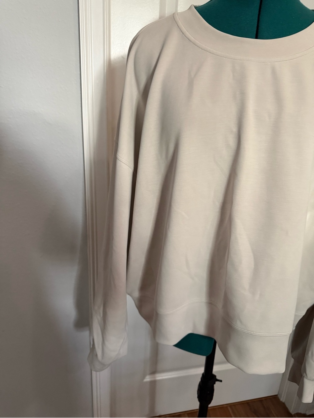Lululemon Crewneck Sweatshirt in Light Beige - Picture 5 of 5